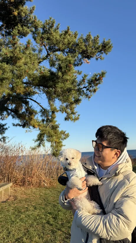 暖暖 bundled up on an autumn walk