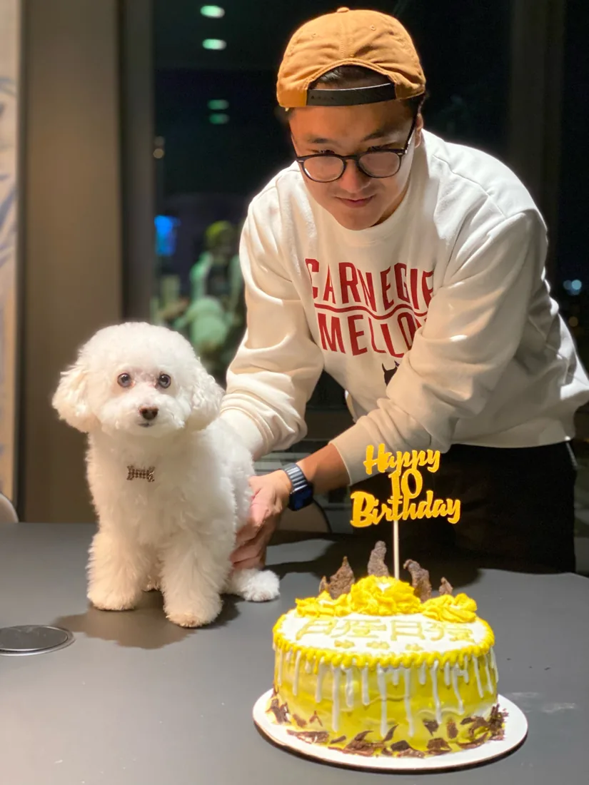 暖暖 with her tenth-birthday cake, April 2022